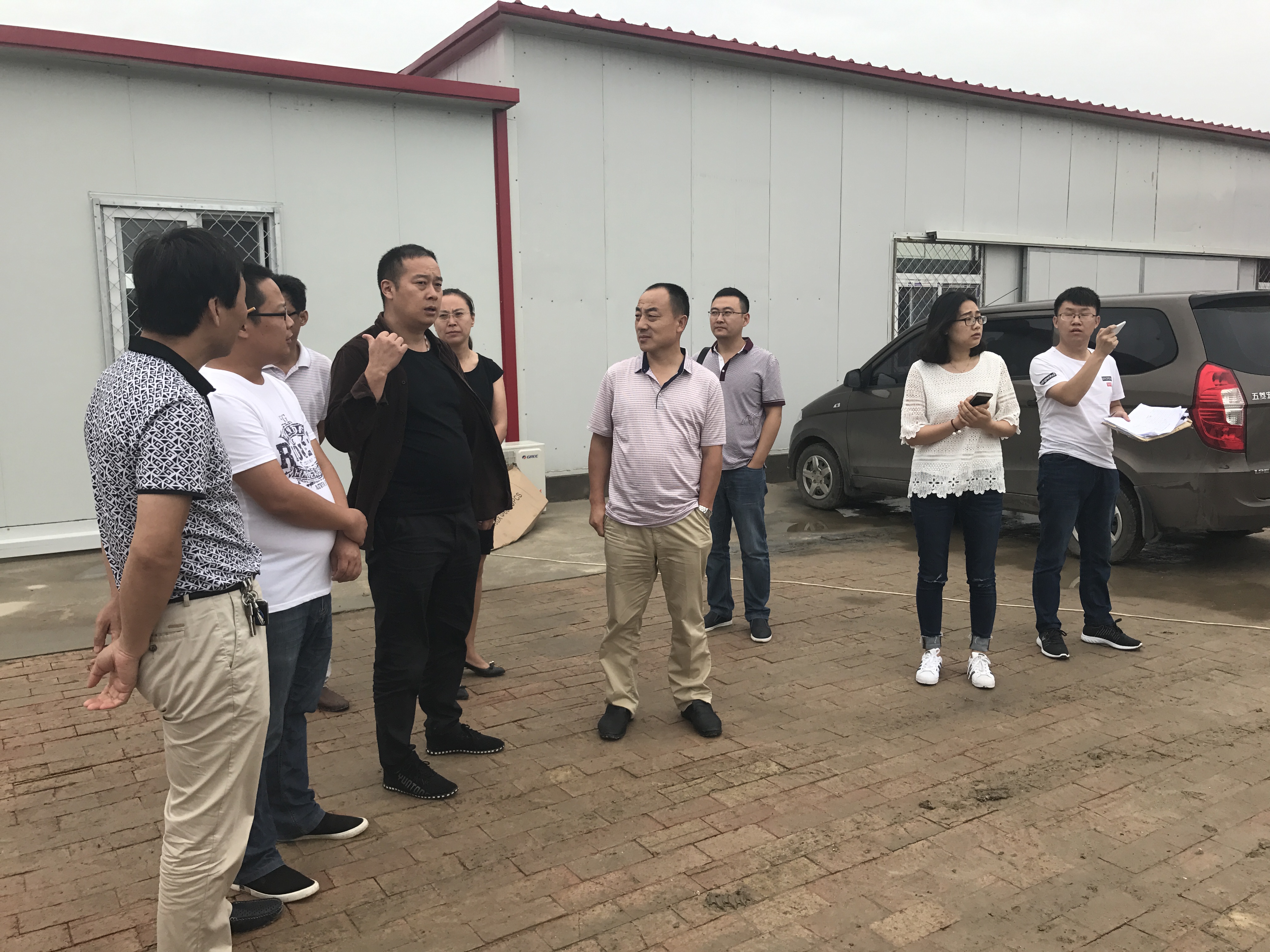李偉強(qiáng)處長(zhǎng)（中）聽(tīng)取周總匯報(bào)并作指示.jpg